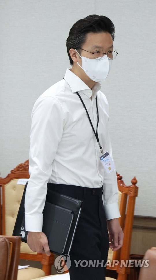 지난 2022년 5월30일 김일범 대통령비서실 의전비서관이 서울 용산 대통령실 청사에서 열린 수석비서관회의에 입장하고 있다.<연합뉴스>